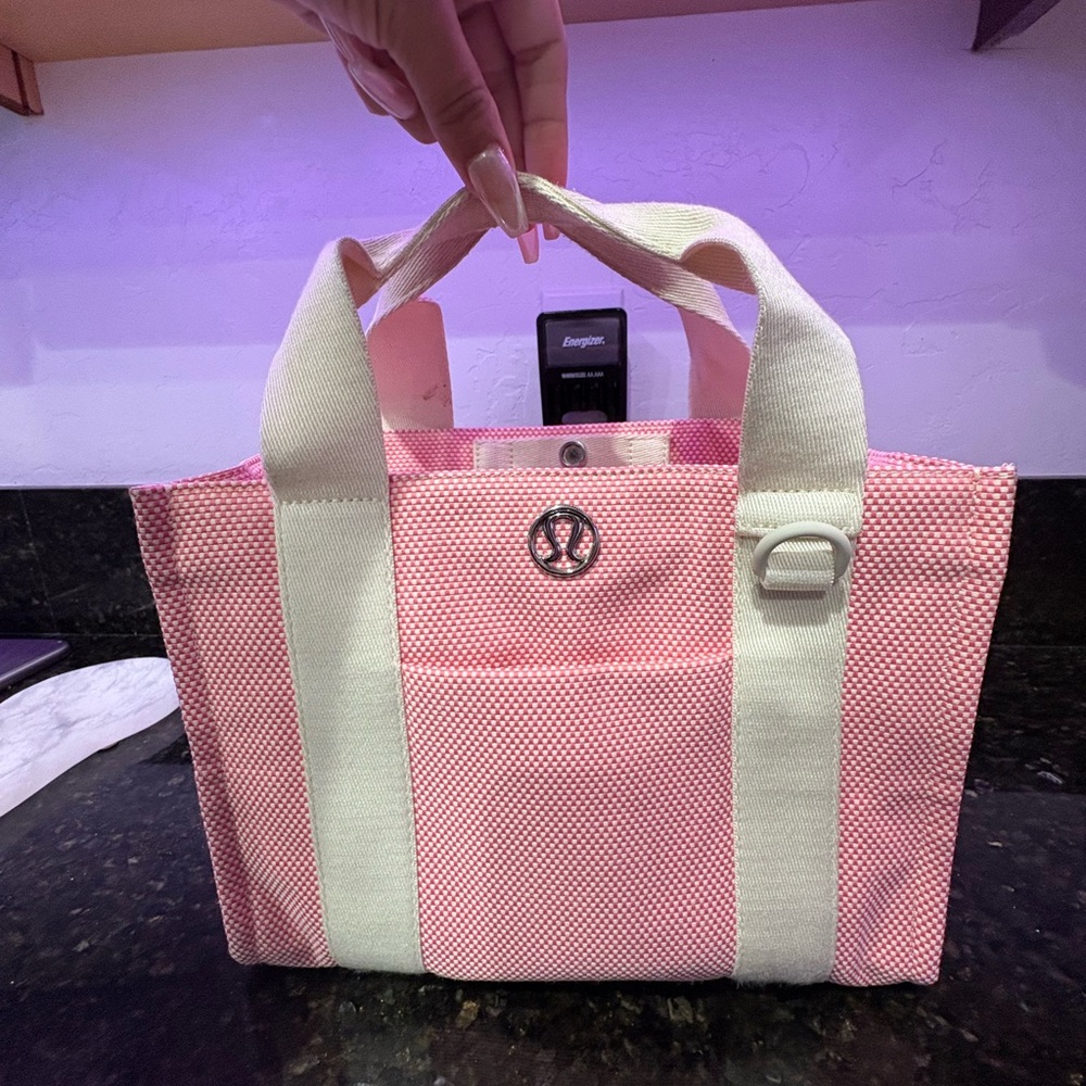 Lululemon mini tote Exclusive Australia Released ONLY PINK - Picture 9 of 13